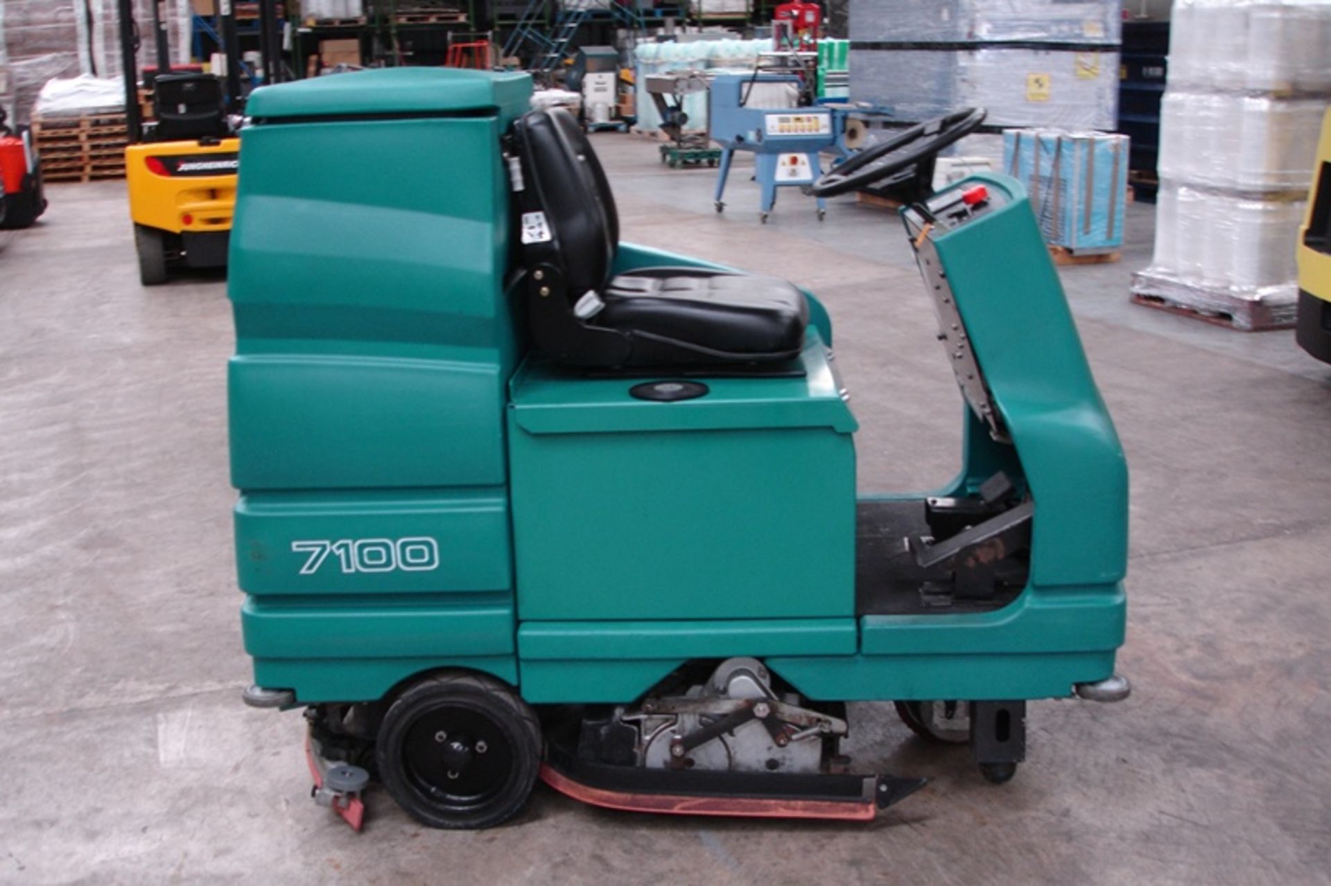 Tennant Electric Ride On Scrubber/Sweeper