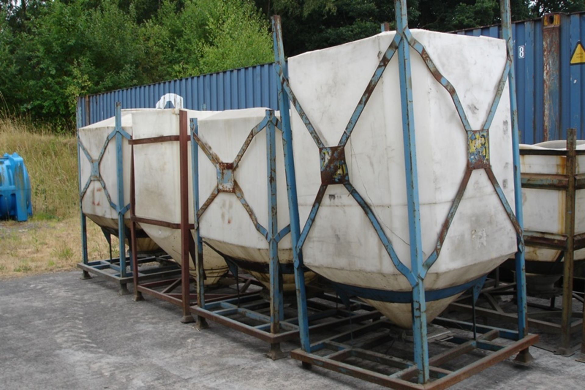 4 x Storage Hoppers with bottom valves