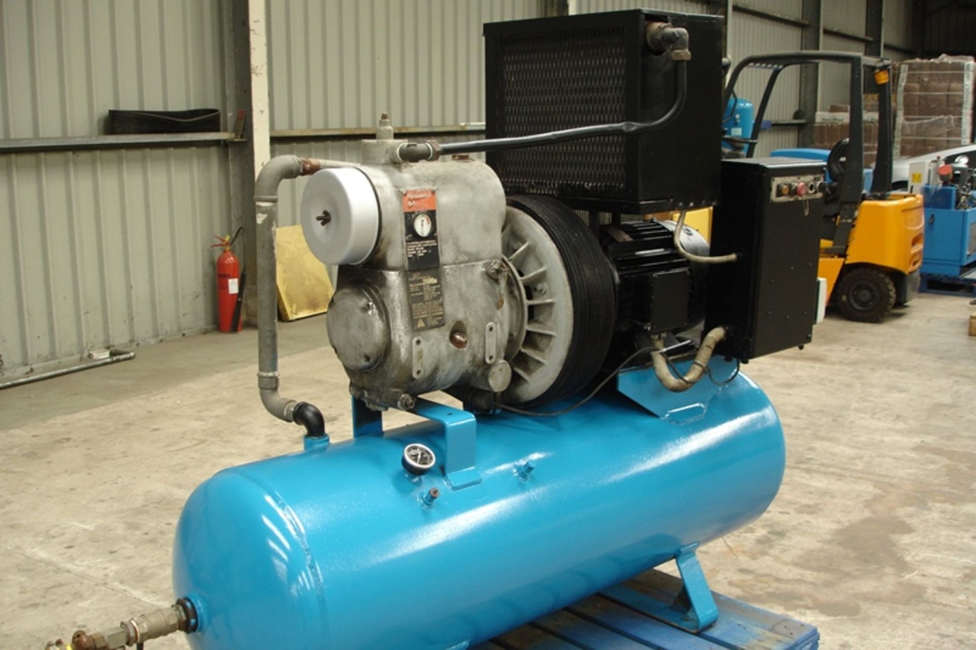 Hydrovane Compressor with Tank & Dryer - Image 2 of 3