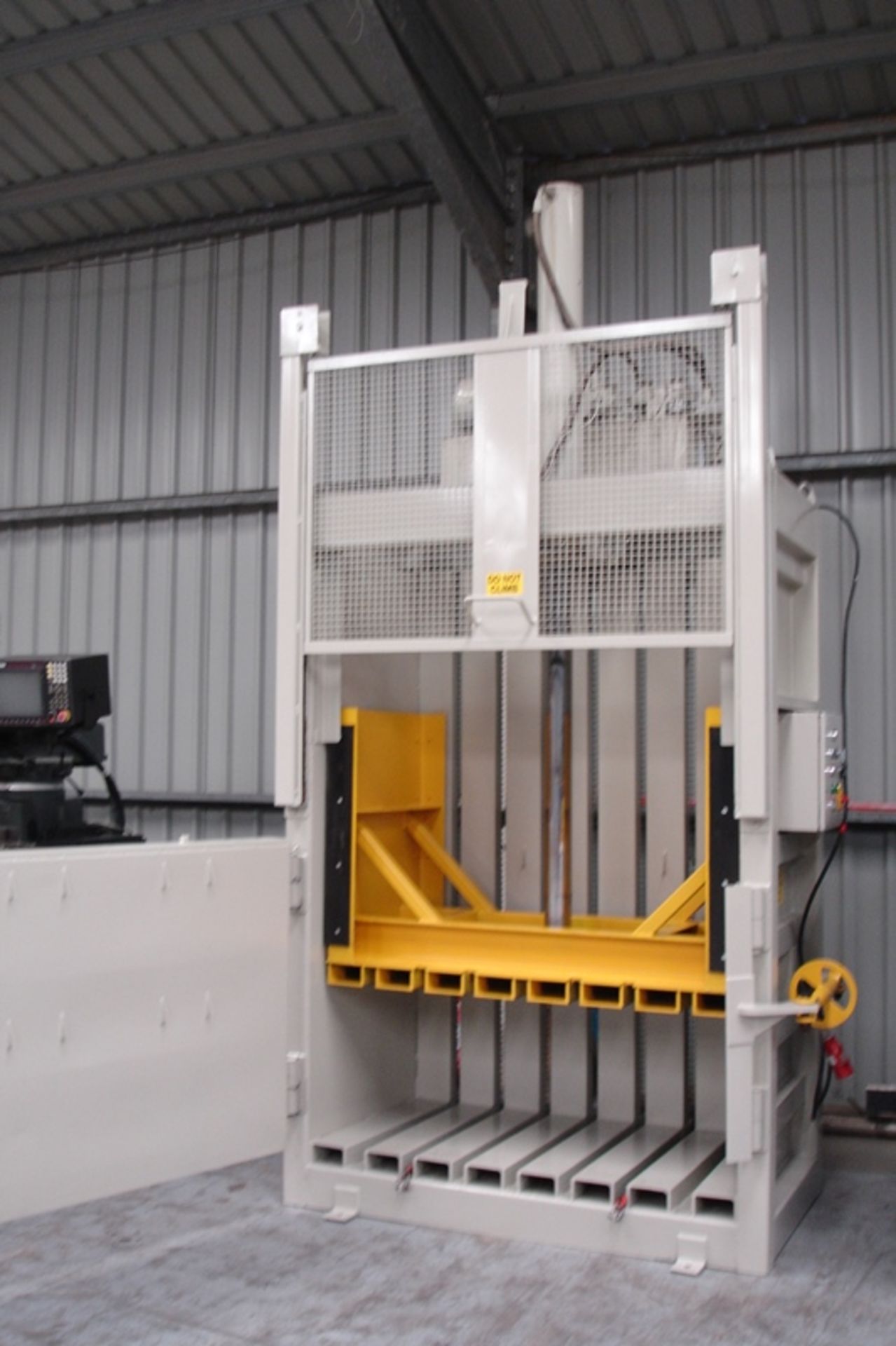 BRG Mill Size Hydraulic Baler/Compactor - Image 5 of 5