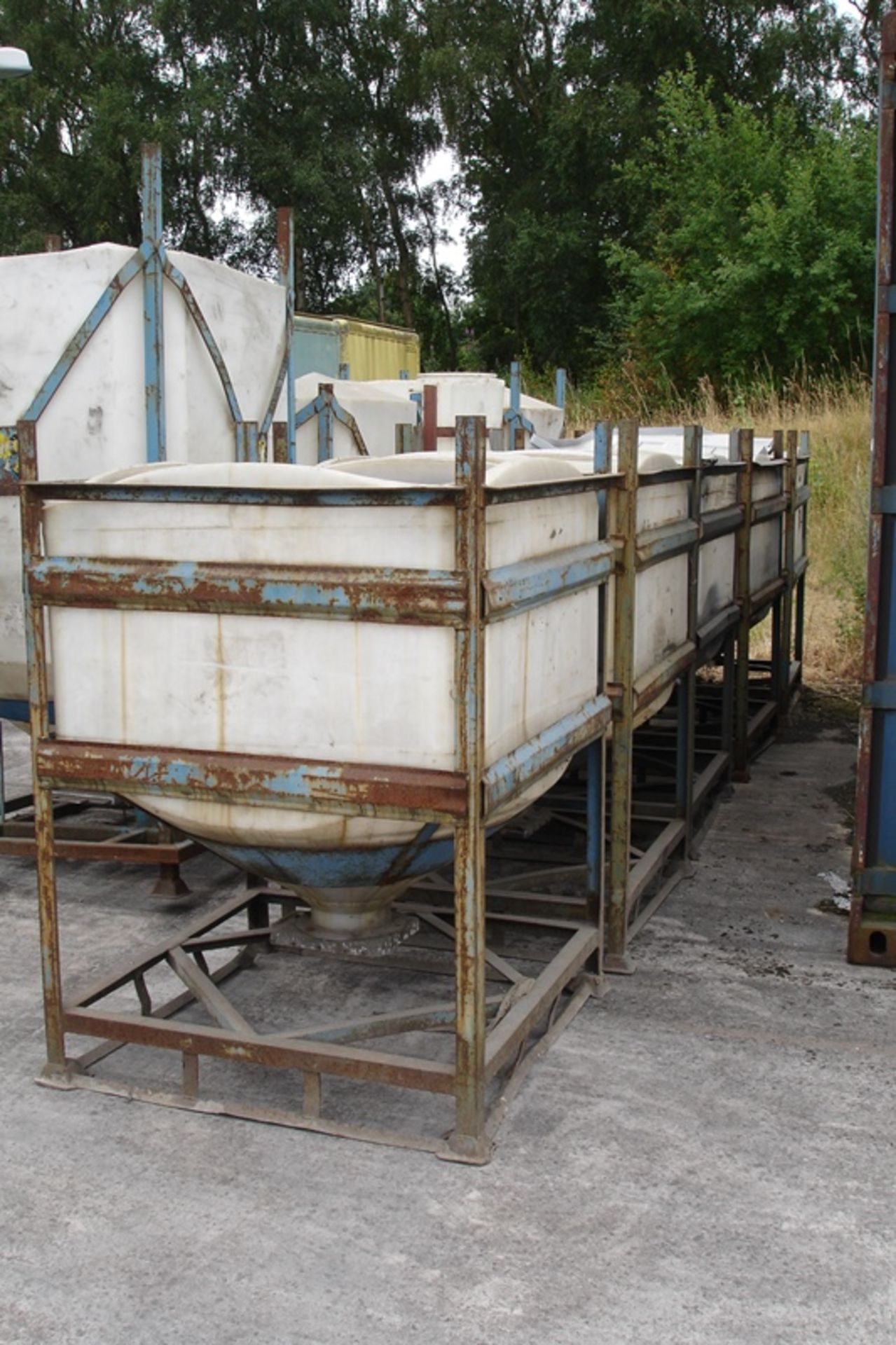 5 x Storage Hoppers with bottom valve