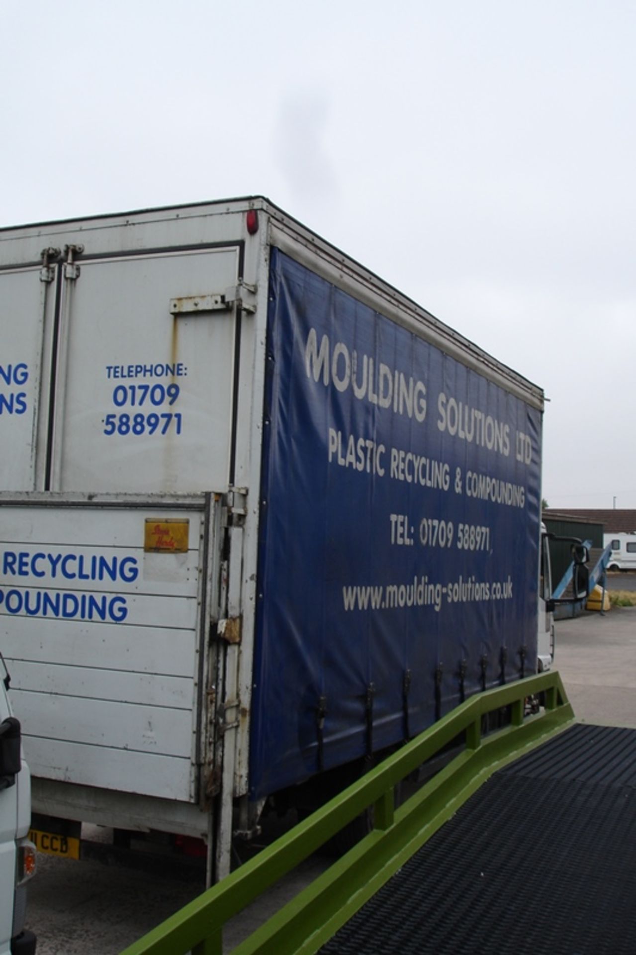 Iveco EEV 75 E16 7.5ton curtain sided truck with tail-lift - Image 4 of 5