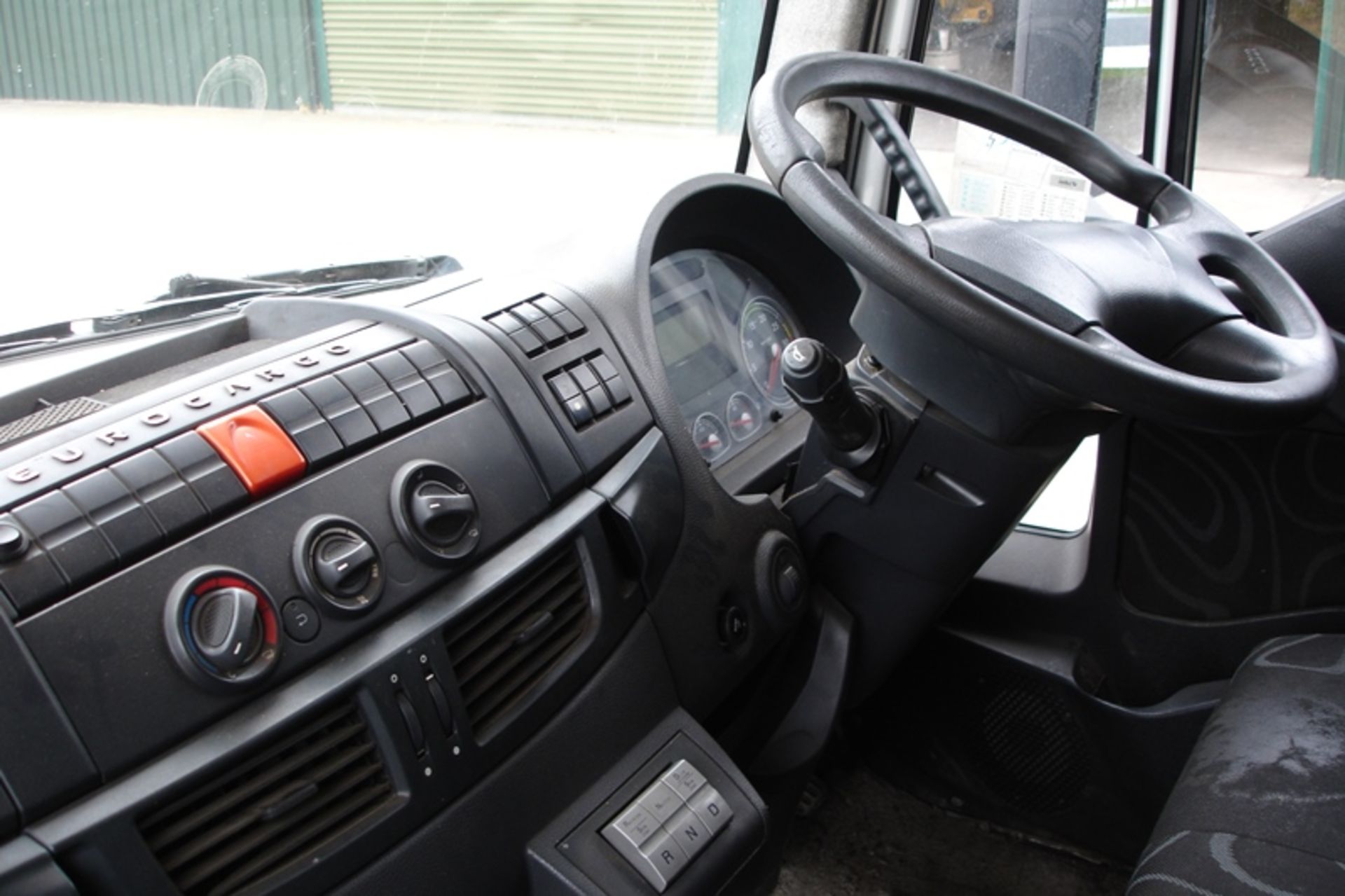 Iveco EEV 75 E16 7.5ton curtain sided truck with tail-lift - Image 5 of 5