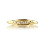 An antique diamond dress ring in 18ct yellow gold, Birmingham 1915. Set with five graduated old