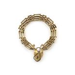 An antique gold gate bracelet in 9ct yellow gold with a heart padlock clasp. Length 16.5cm / 6.5".