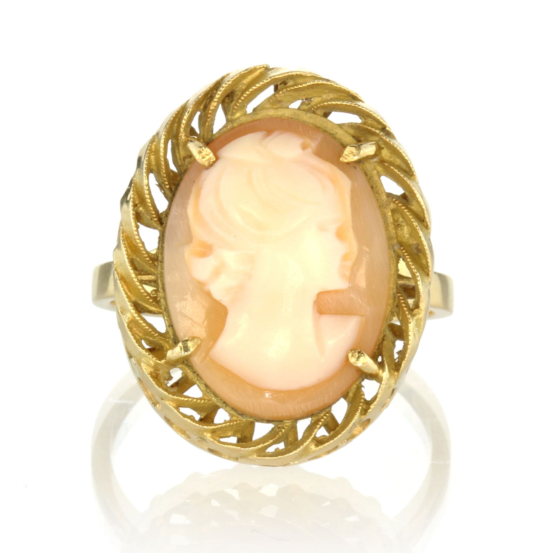 An antique carved cameo ring in 18ct yellow gold carved to depict the bust of a lady within a