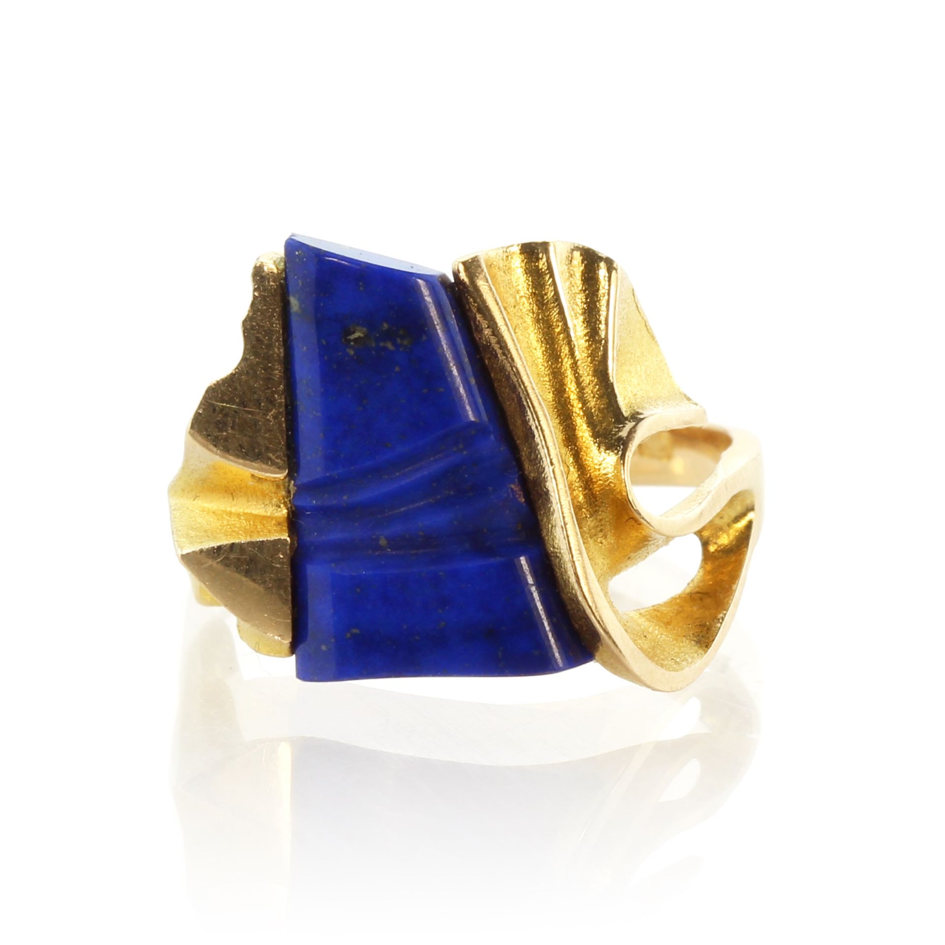 LAPPONIA A vintage lapis lazuli dress ring in 18ct yellow gold by Lapponia set with a carved panel