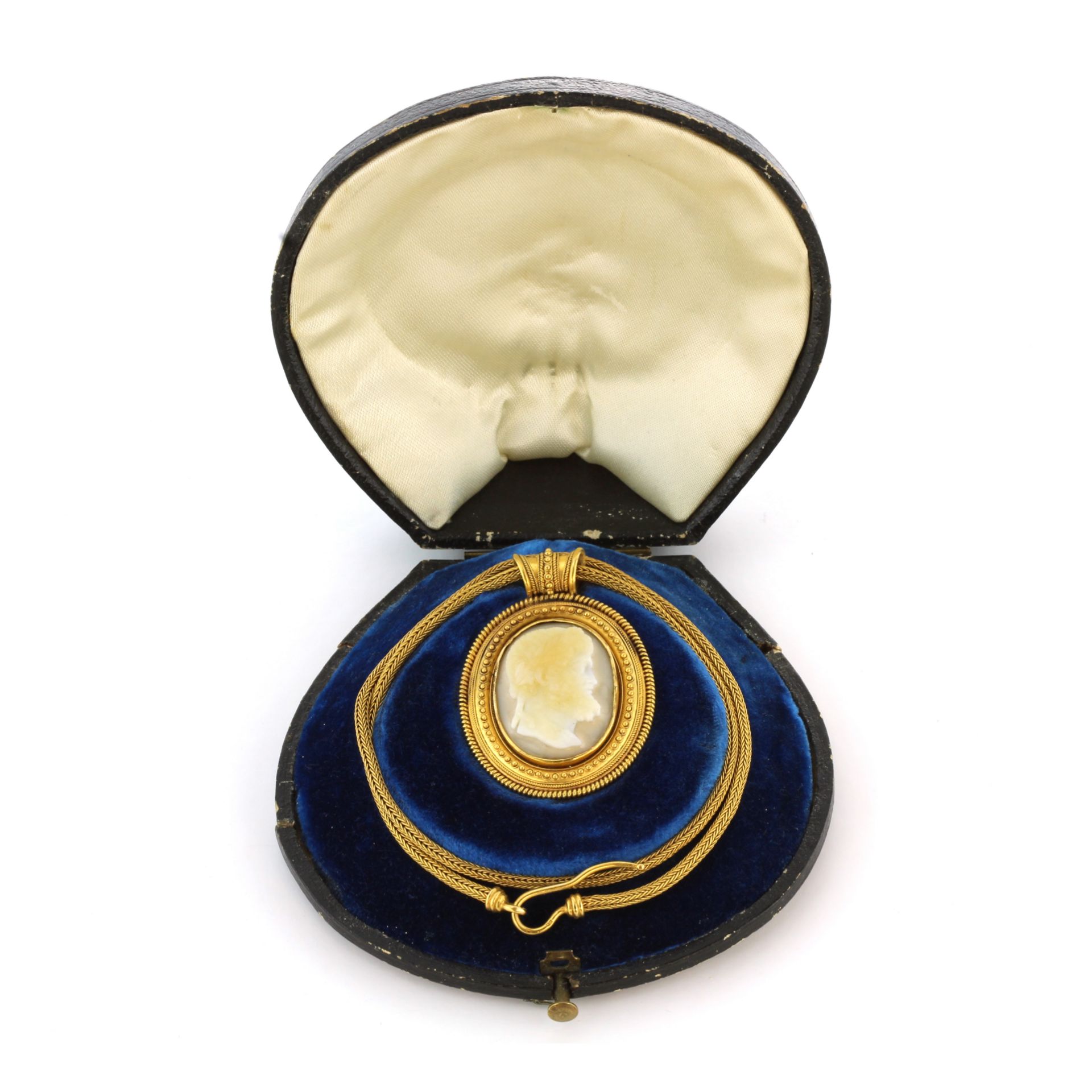 A rare antique 19th Century Etruscan revival cameo pendant in high carat yellow gold set with a - Bild 2 aus 2