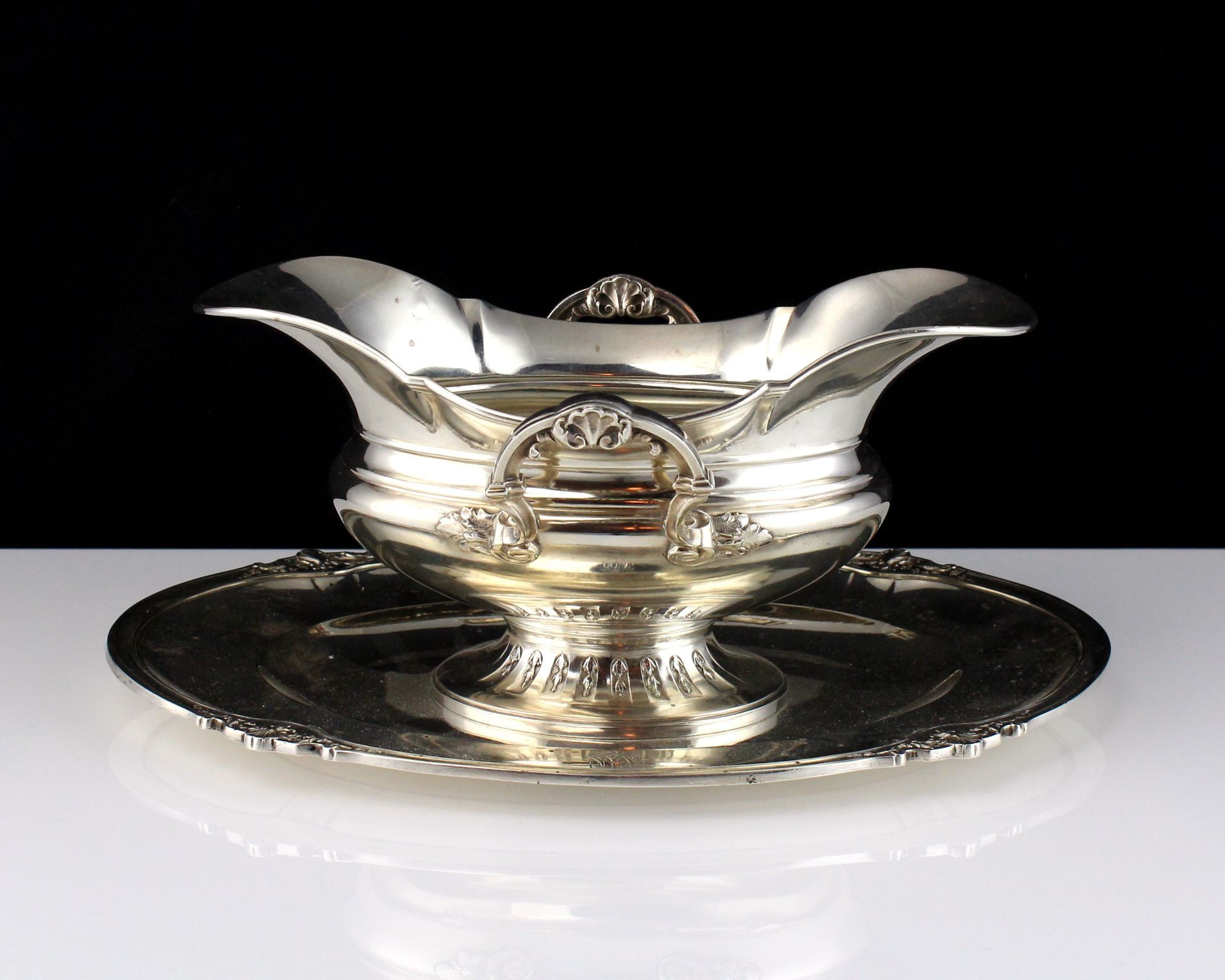 An antique French Silver sauce tureen by Tetard Freres, Paris circa 1905 the navette body with