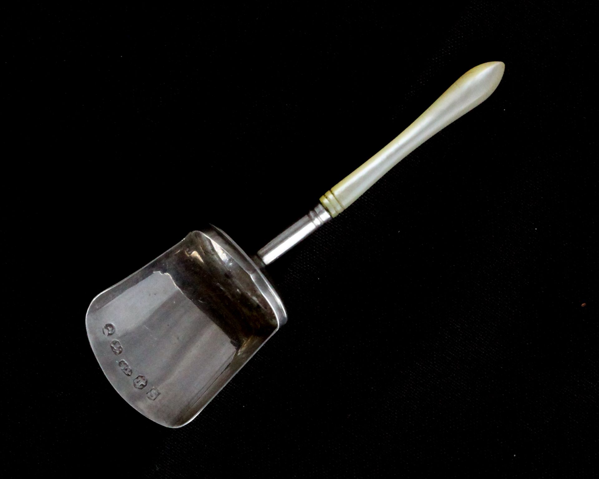 An antique George III Sterling Silver tea caddy spoon by Samuel Pemberton, London 1790 of shovel