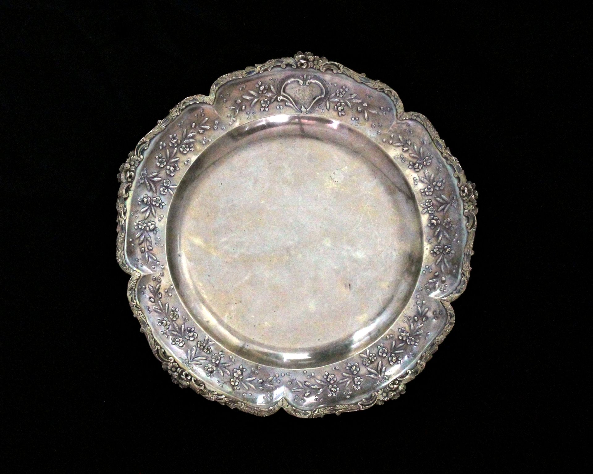 An antique French Silver meat / serving dish circa 1890 of circular form with a raised stylised