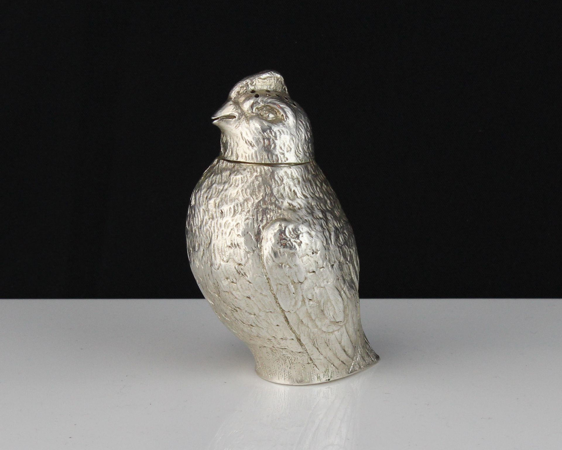 An antique novelty silver chick / chicken pepperette with removable lid. Height 9.5cm / 3.75".