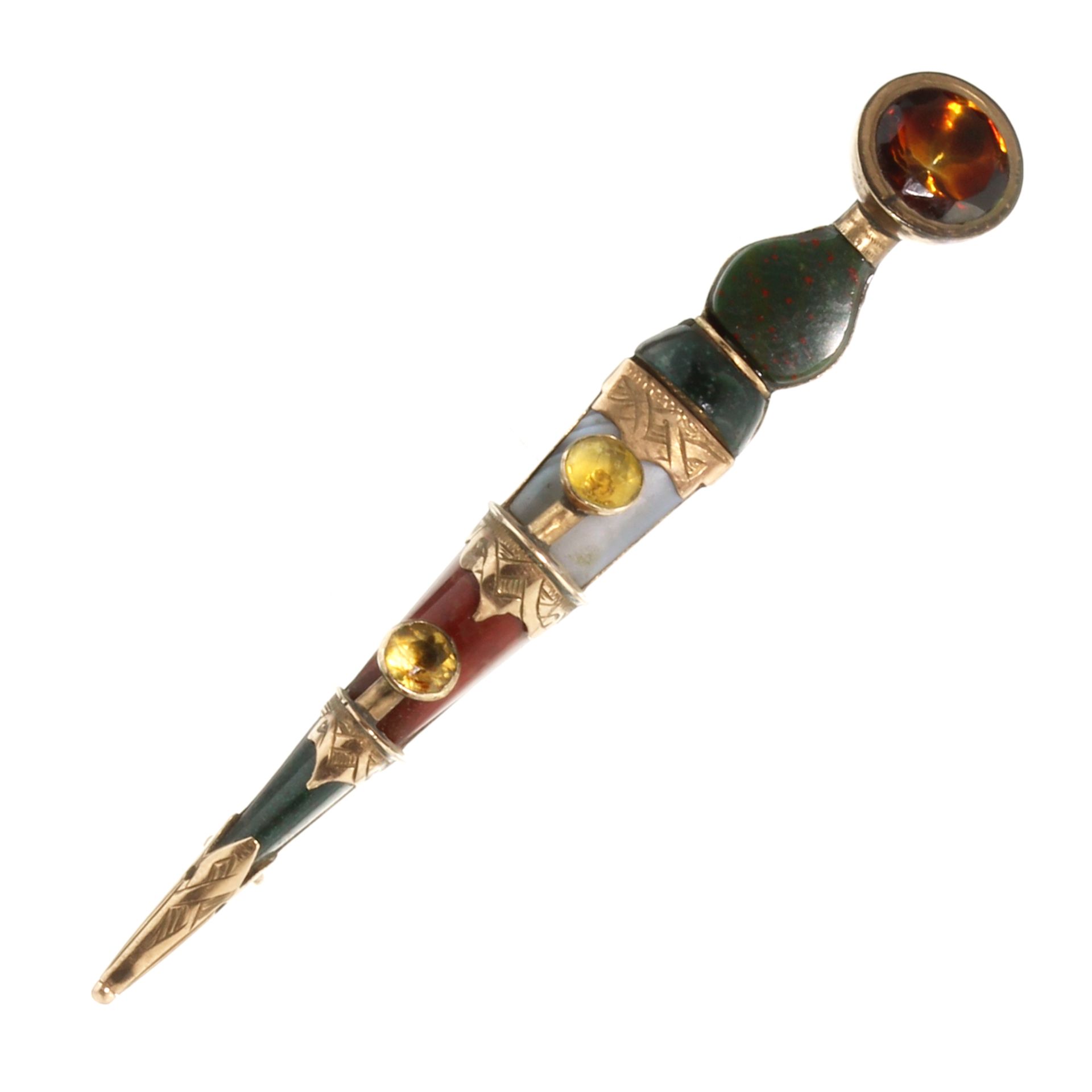 A JEWELLED SCOTTISH HARDSTONE SWORD KILT PIN / BROOCH, EARLY 20TH CENTURY designed as a DIRK dagger,