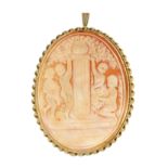 A CARVED CAMEO PENDANT / BROOCH, EARLY 20TH CENTURY set with a central oval carved cameo depicting