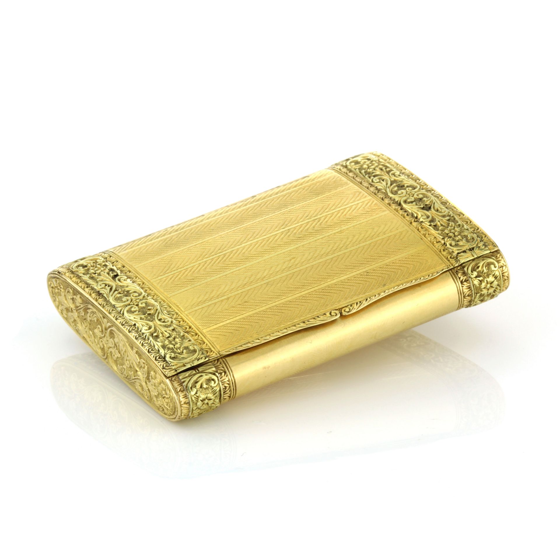 AN ANTIQUE GOLD CIGARETTE / CARD CASE, CIRCA 1880 of rounded rectangular form with engine turned