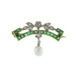 AN EMERALD, DIAMOND AND PEARL BROOCH, EARLY 20TH CENTURY set with a curved bar of calibre cut