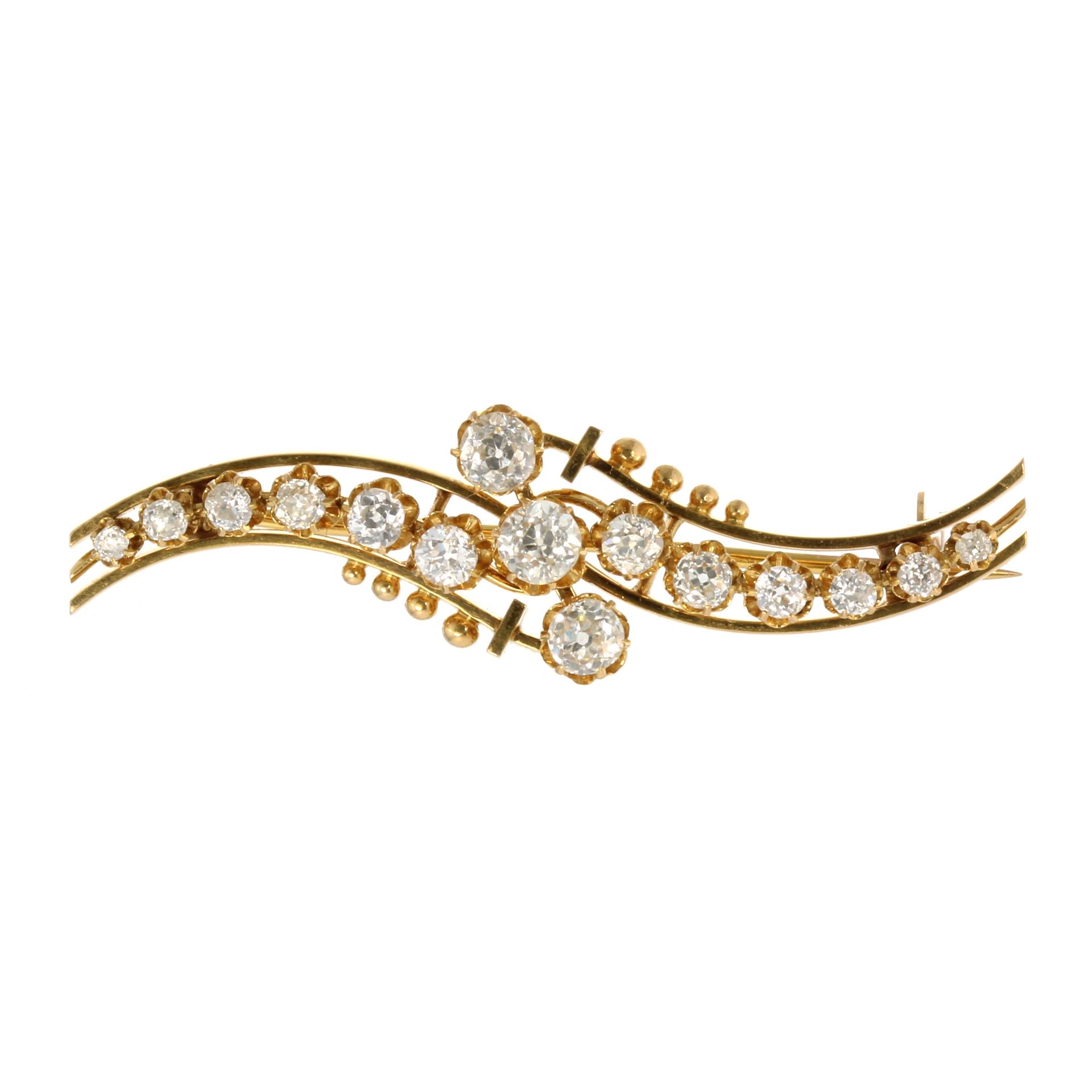 AN ANTIQUE DIAMOND BROOCH set with a central trio of graduated old cut diamonds within an undulating