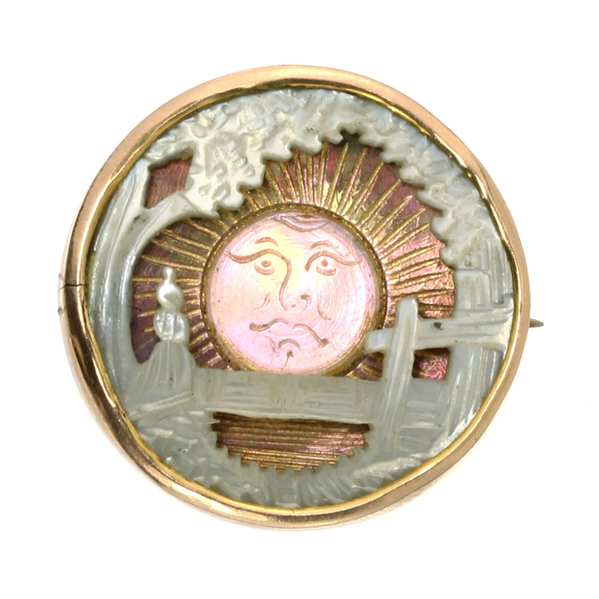 AN ANTIQUE MOTHER OF PEARL 'MAN IN THE MOON' BROOCH, 19TH CENTURY of circular form, with a depiction