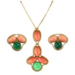 A CORAL AND JADEITE JADE NECKLACE AND CLIP EARRING SUITE each with cabochon coral and jade stones