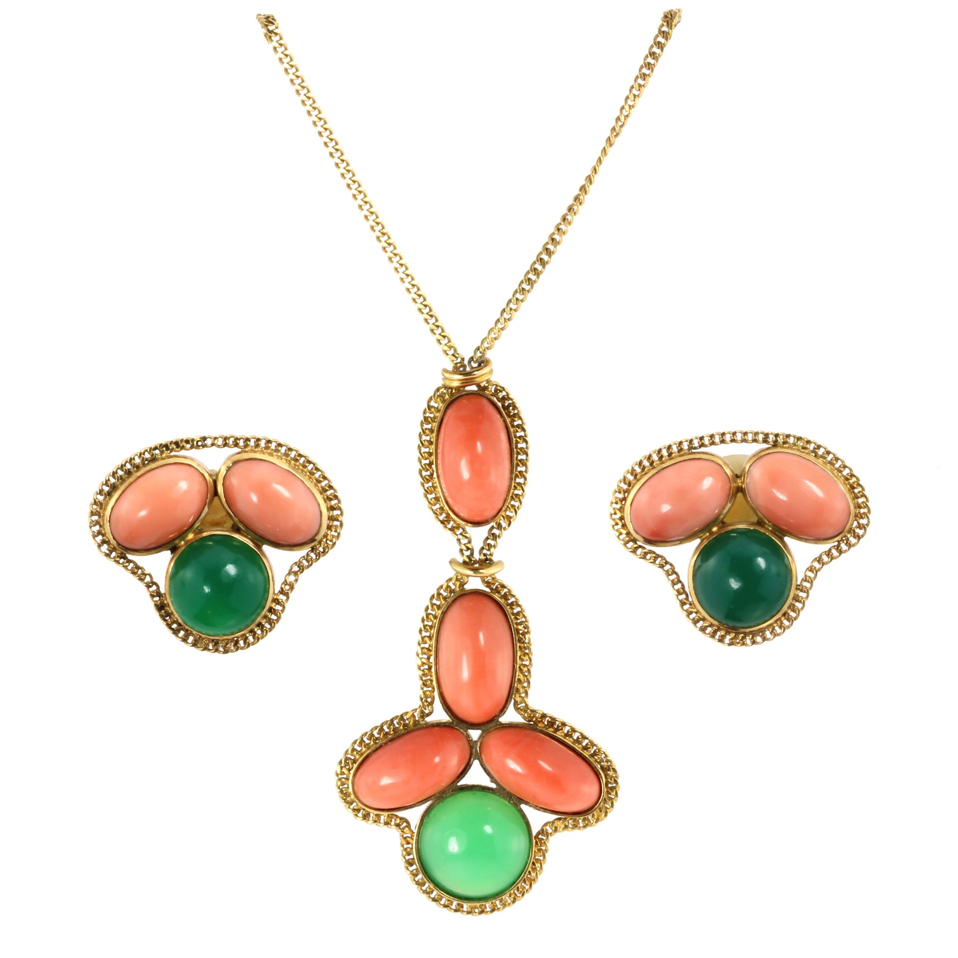 A CORAL AND JADEITE JADE NECKLACE AND CLIP EARRING SUITE each with cabochon coral and jade stones
