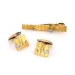 A DIAMOND CUFFLINKS AND TIE CLIP SET, LAPPONIA designed with overlaid geometric gold motifs, each