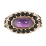 AN ANTIQUE GEORGIAN AMETHYST AND ONYX MOURNING RING, EARLY 19TH CENTURY in high carat yellow gold,