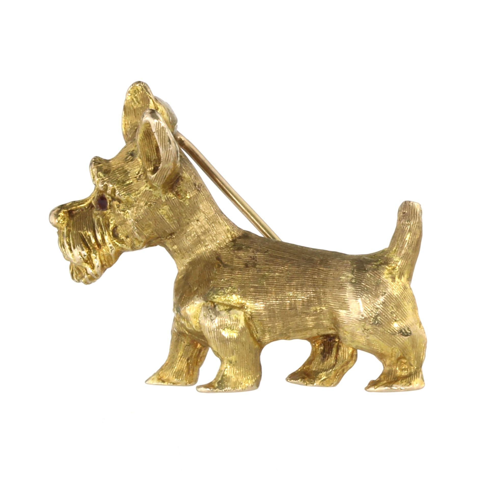 A VINTAGE JEWELLED SCOTTIE DOG BROOCH, CIRCA 1960 in yellow gold designed as a Scottish terried,