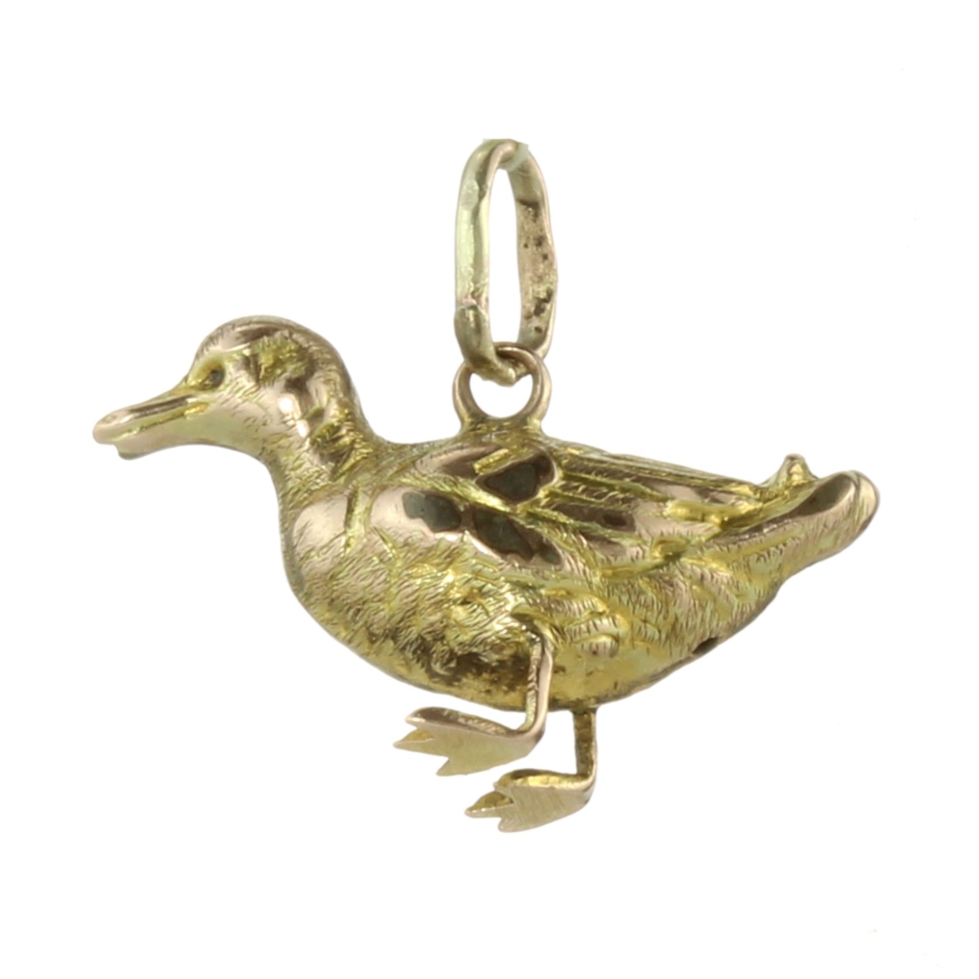 A DUCK PENDANT / CHARM in yellow gold designed as a duck in detailed relief. Apparently unmarked,