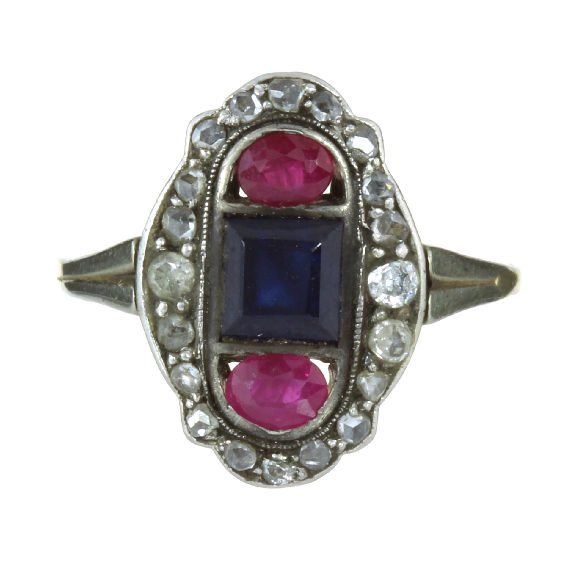 AN ANTIQUE ART DECO SAPPHIRE, RUBY AND DIAMOND RING in high carat yellow gold set with a step cut