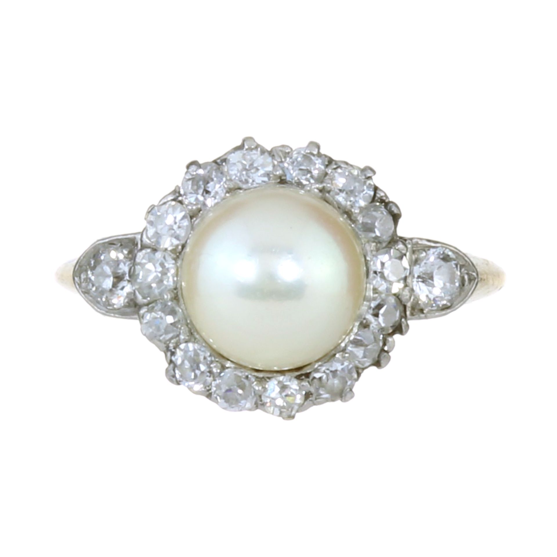 AN ANTIQUE PEARL AND DIAMOND CLUSTER RING in yellow gold set with a central pearl of 7.25mm