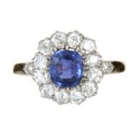 AN ANTIQUE SAPPHIRE AND DIAMOND CLUSTER RING in high carat yellow gold set with a central blue