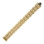 A VINTAGE FANCY LINK GOLD BRACELET, CIRCA 1980 in 14ct yellow gold comprising alternating rows of