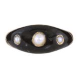 AN ANTIQUE PEARL AND BLACK ENAMEL MOURNING RING in 15ct yellow gold, set with three graduated pearls