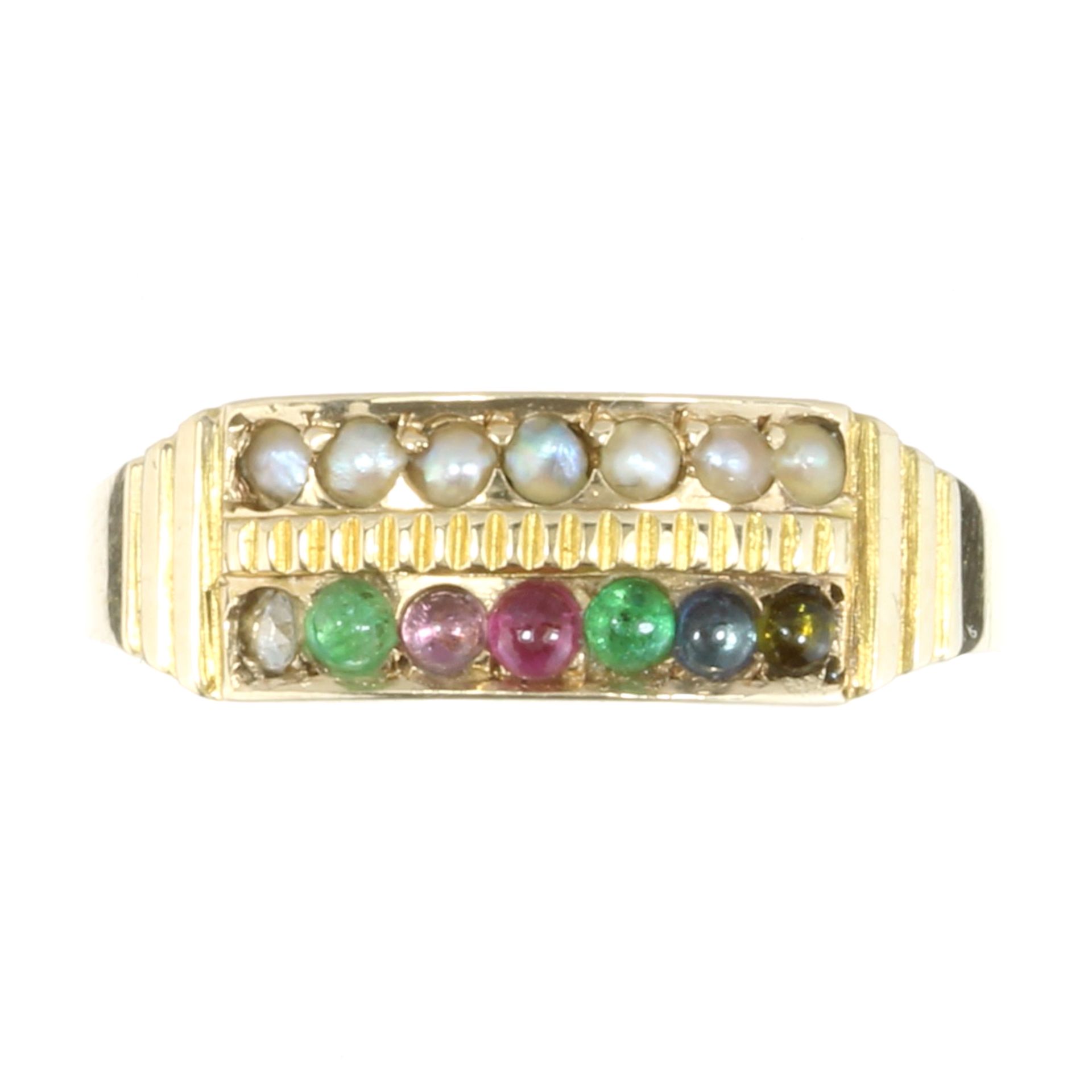 AN ANTIQUE JEWELLED 'DEAREST' RING in 18ct yellow gold set with a row of seed pearls alongside a