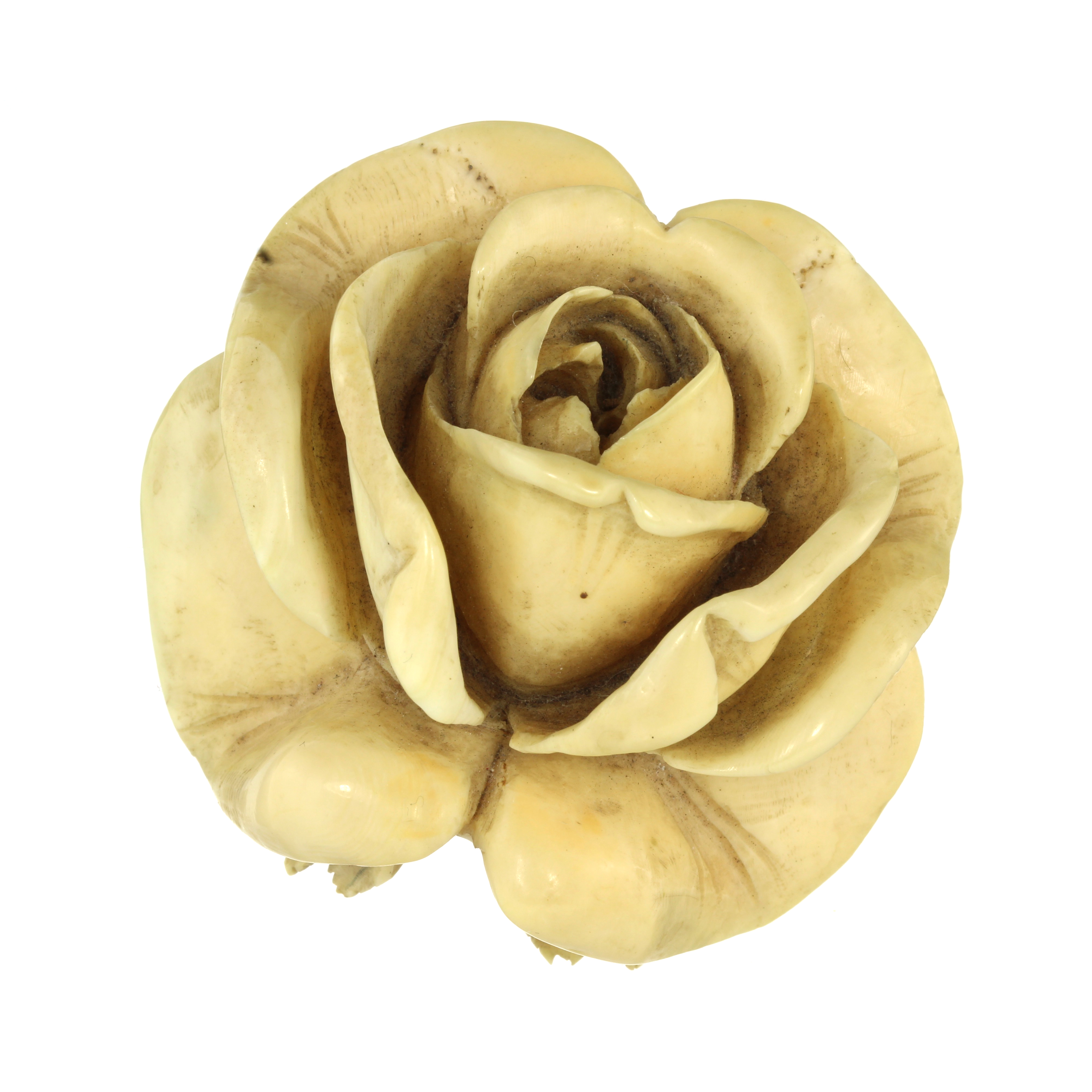 AN ANTIQUE CARVED BONE FLOWER BROOCH, LATE 19TH CENTURY carved in detail to depict a rose flower.