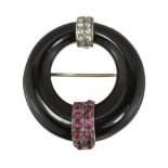 AN ANTIQUE ART DECO ONYX, RUBY AND DIAMOND BROOCH in 18ct white gold designed as a graduated black