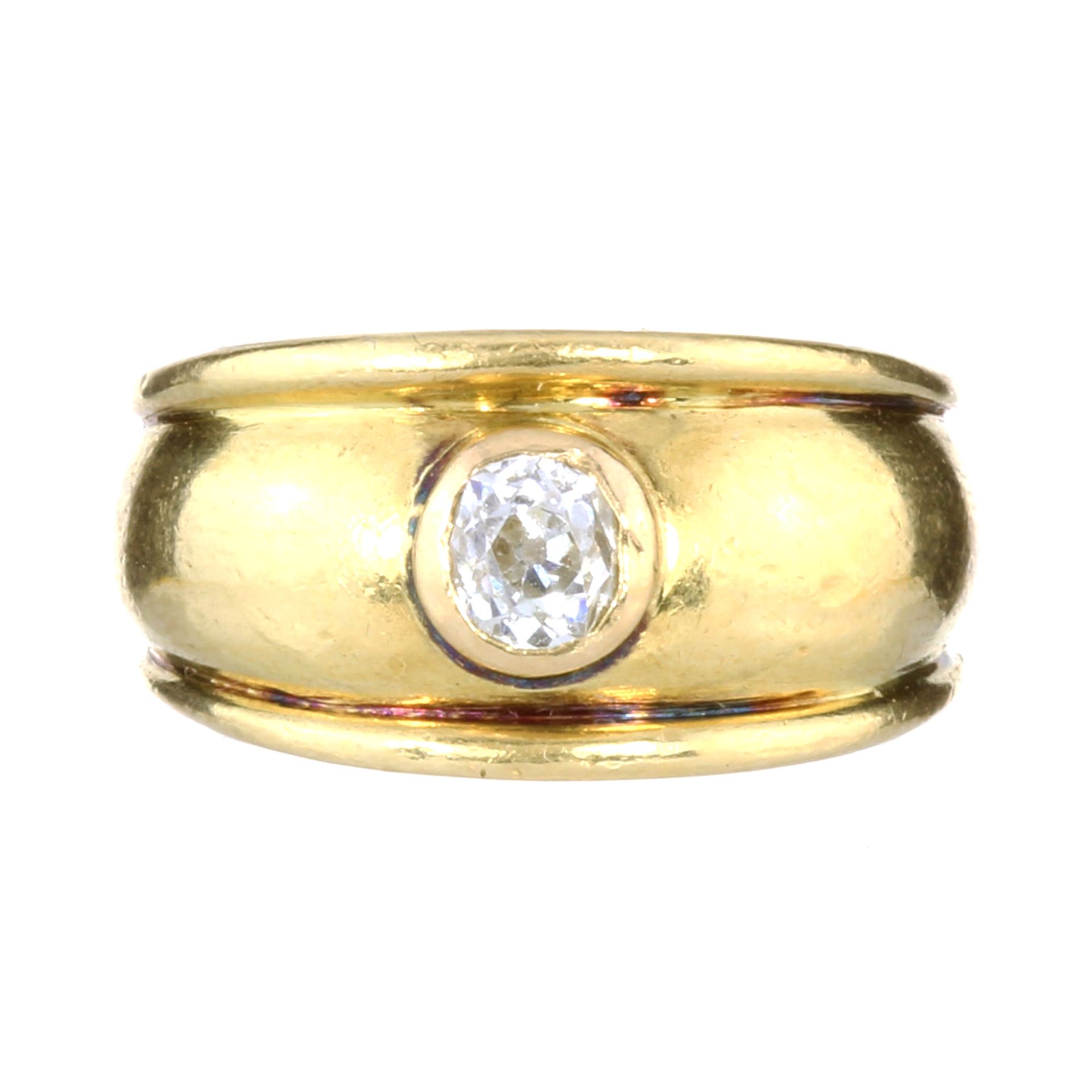 AN ANTIQUE 0.50 CARAT SOLITAIRE DIAMOND RING in 18ct yellow gold, the thick band with ribbed