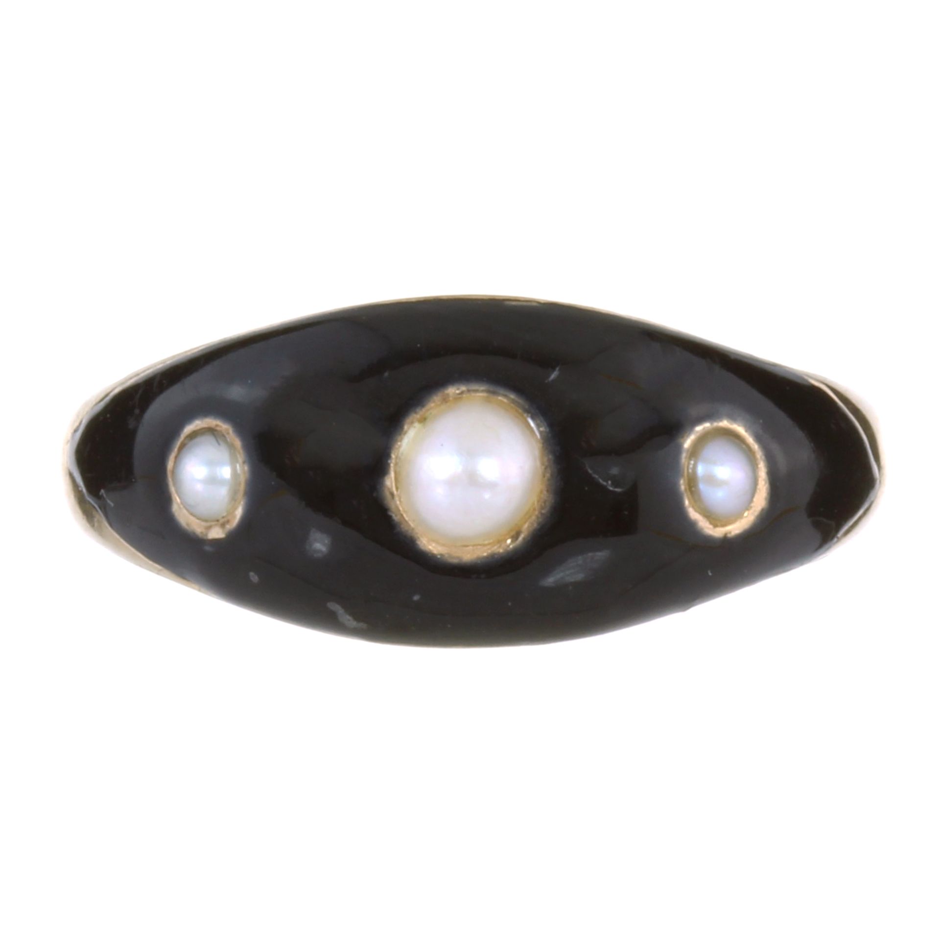AN ANTIQUE PEARL AND BLACK ENAMEL MOURNING RING in 15ct yellow gold, set with three graduated pearls