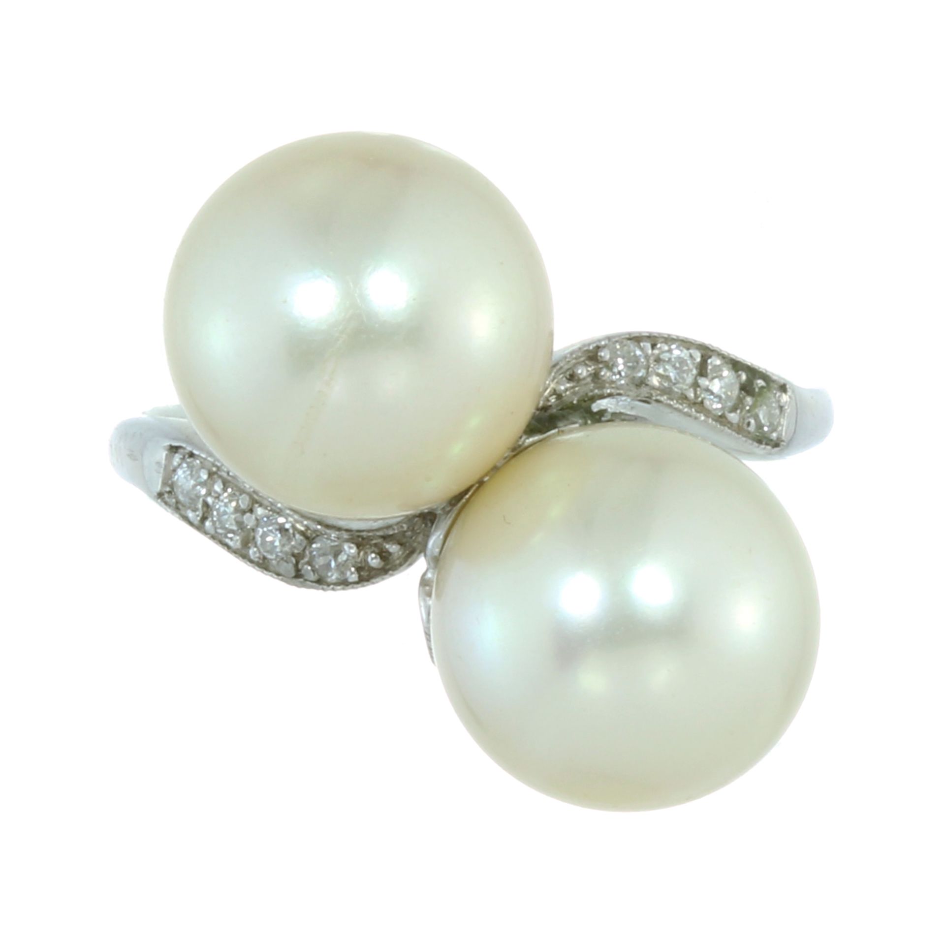 AN ANTIQUE PEARL AND DIAMOND TOI ET MOI RING in white gold or platinum set with two large pearls