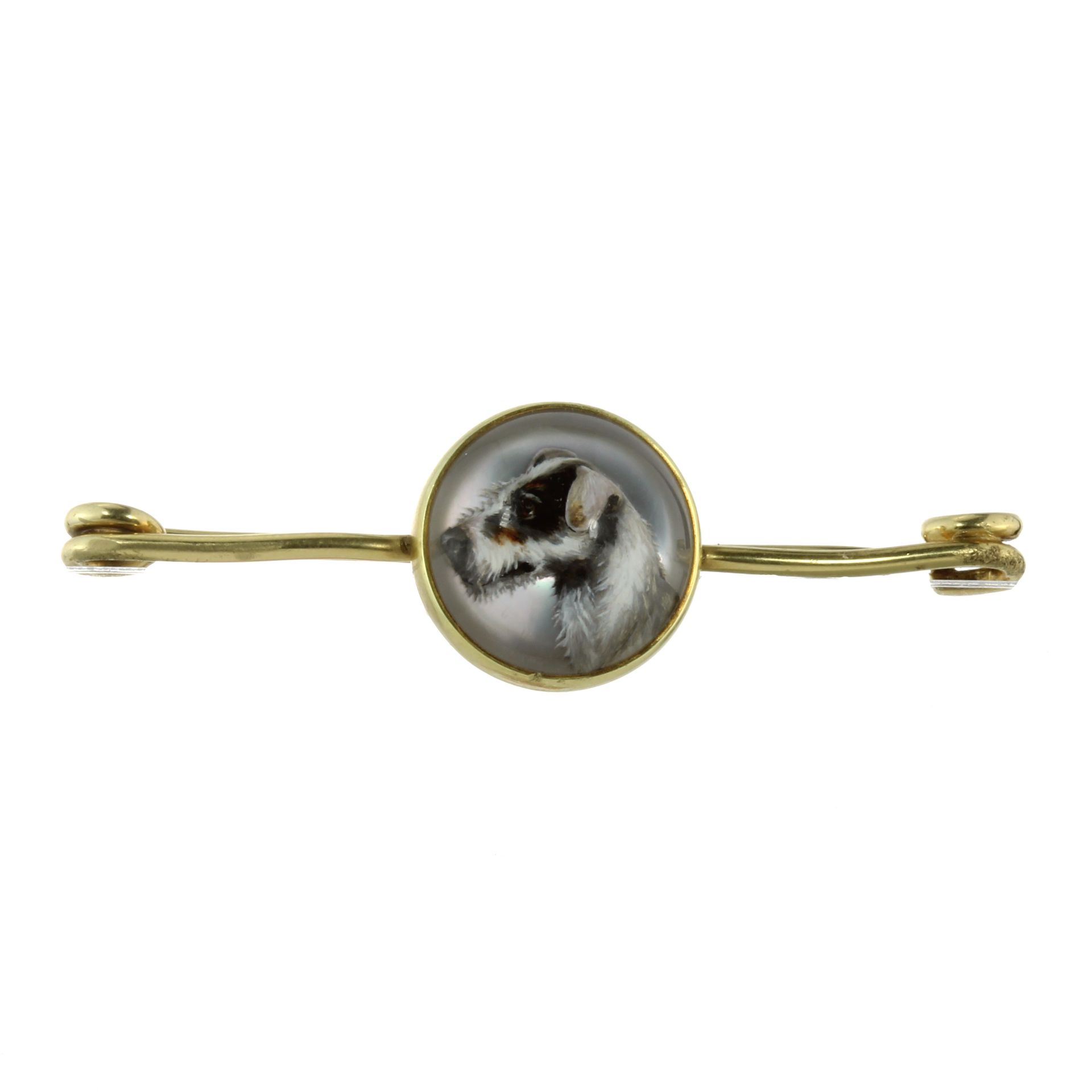 AN ESSEX CRYSTAL DOG BROOCH, TIFFANY & CO in 14ct yellow gold, the plain bar brooch set to the front