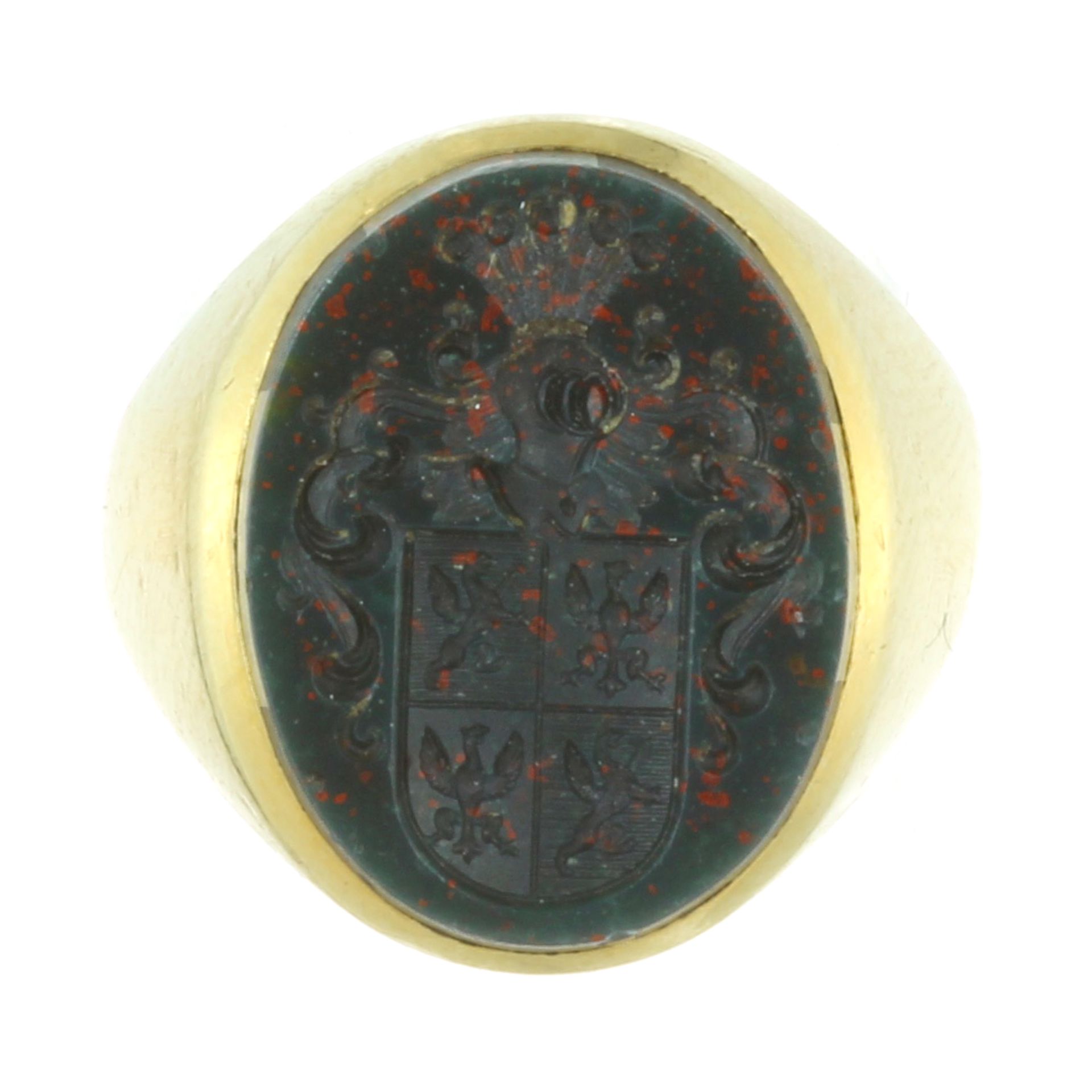 AN ANTIQUE BLOODSTONE INTAGLIO SEAL / SIGNET RING in 18ct yellow gold set with an oval piece of