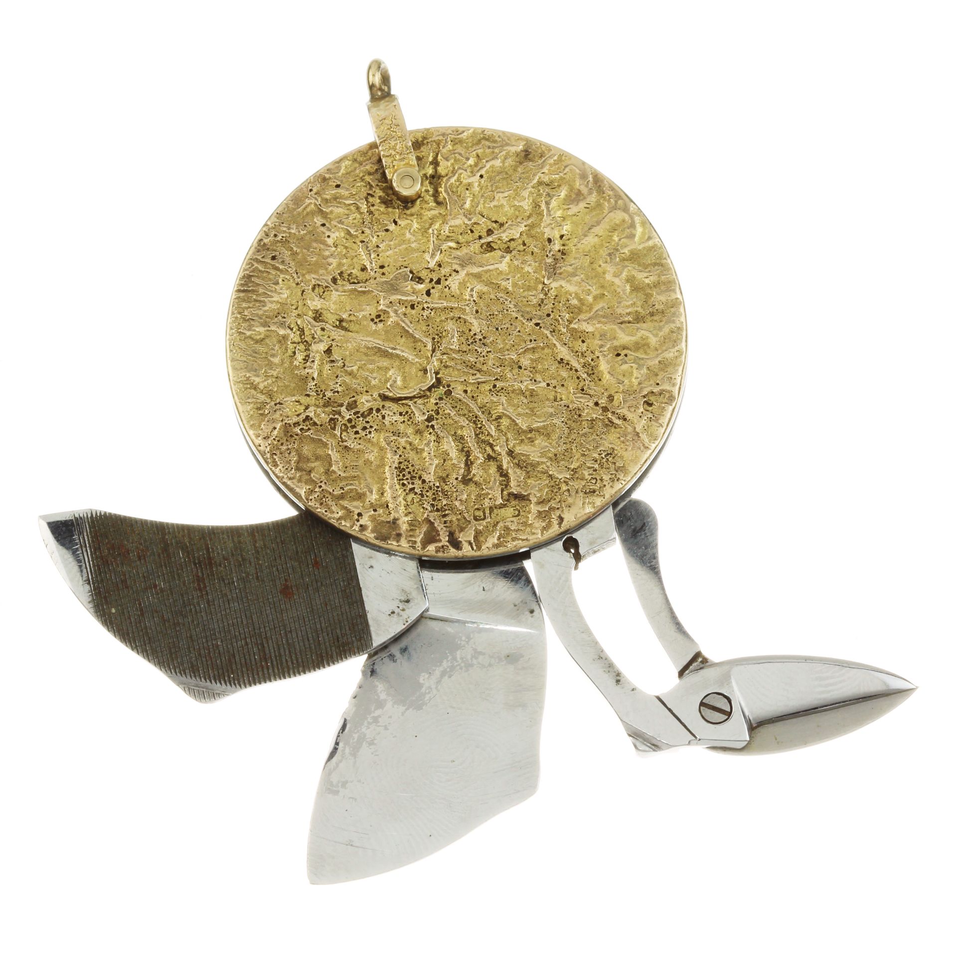 A MANICURE / NAIL KIT PENDANT / FOB, RAMSDEN & ROED 1964 in yellow gold, the reticulated gold body