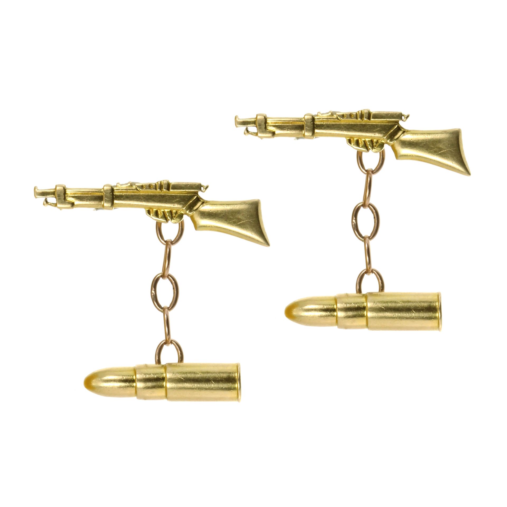 A PAIR OF GUN / PISTOL AND BULLET CUFFLINKS in yellow gold, each comprising two links modeled as a