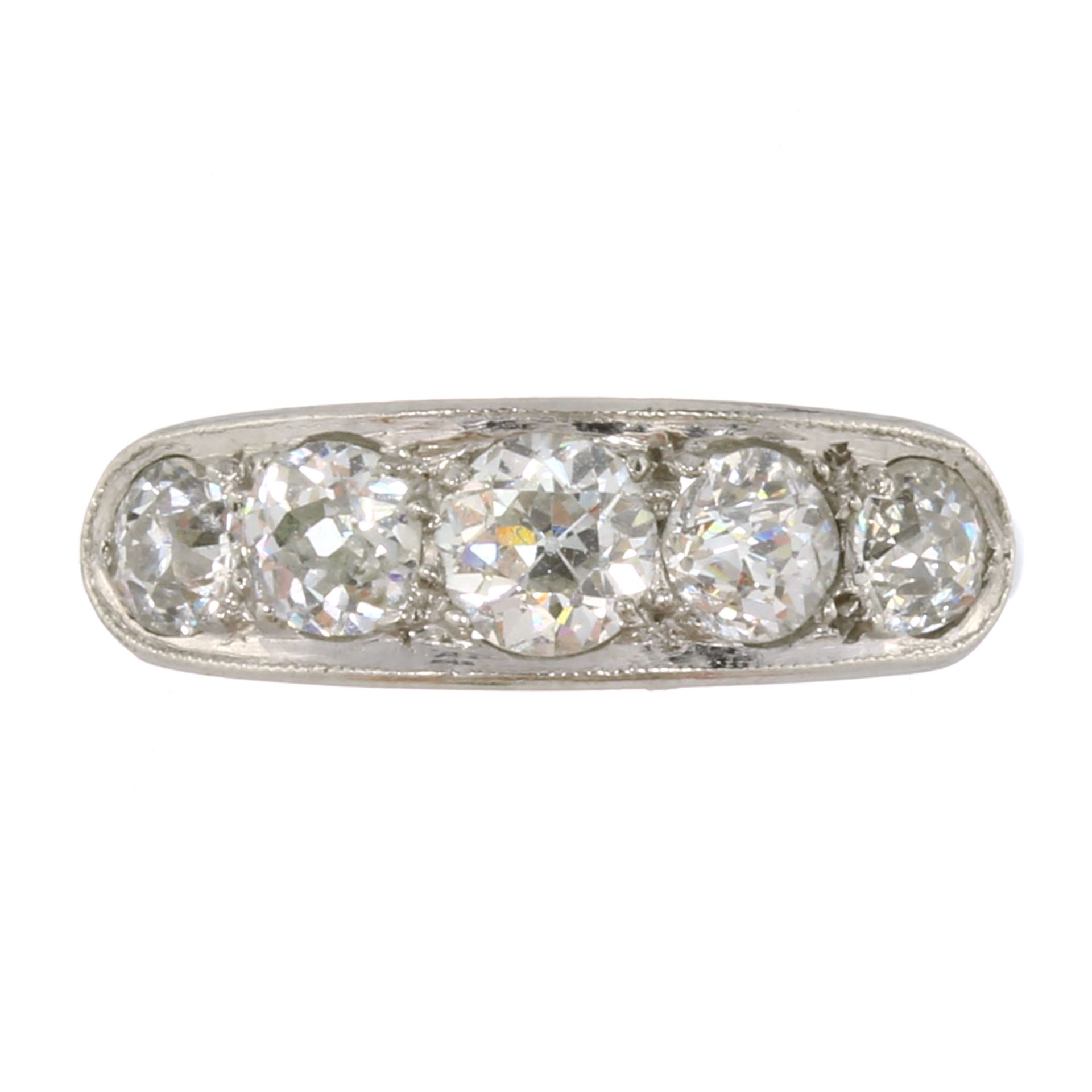 AN ANTIQUE DIAMOND FIVE STONE RING in platinum or white gold, set with five graduated old round