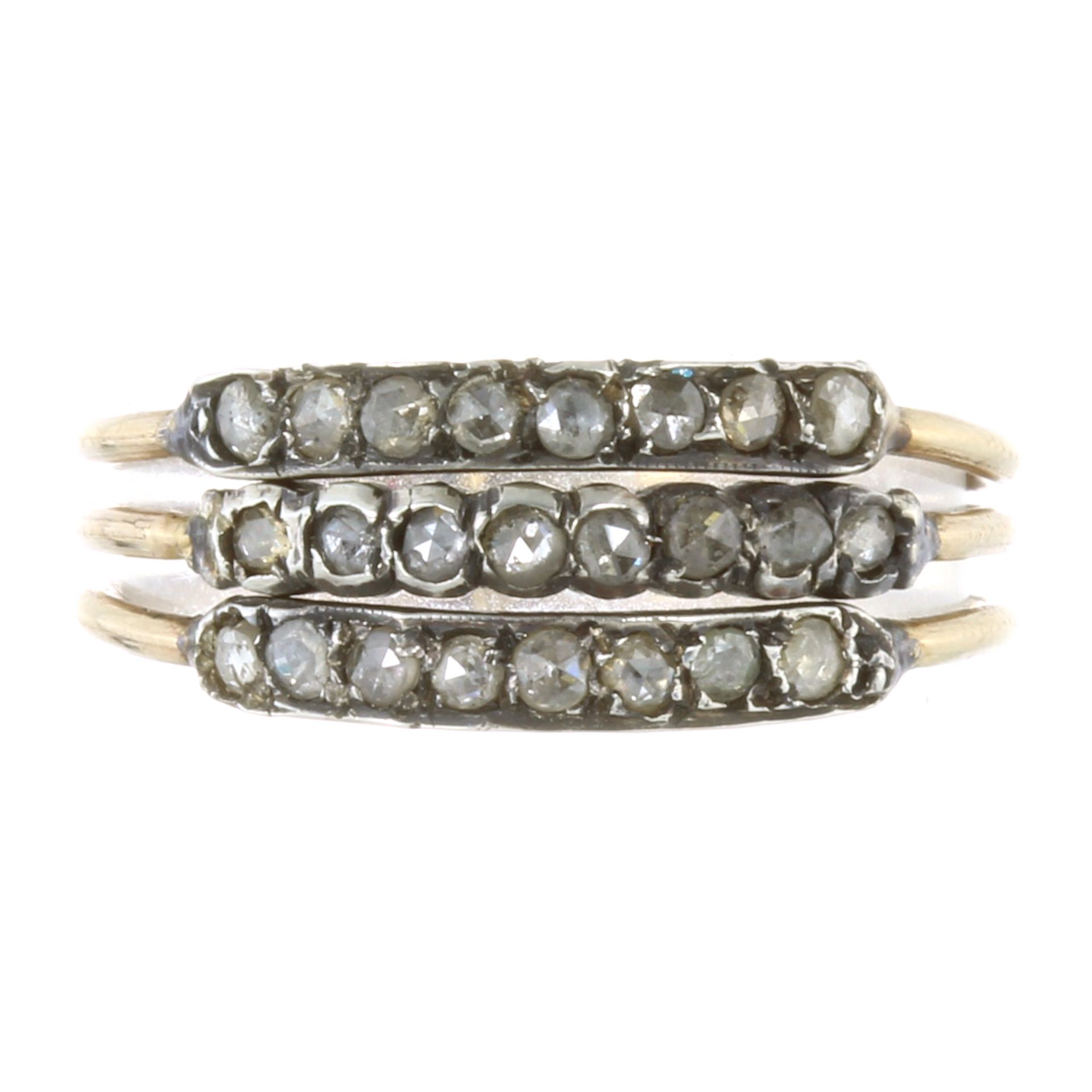 AN ANTIQUE THREE ROW DIAMOND RING, EARLY 19TH CENTURY in high carat yellow gold and silver, designed