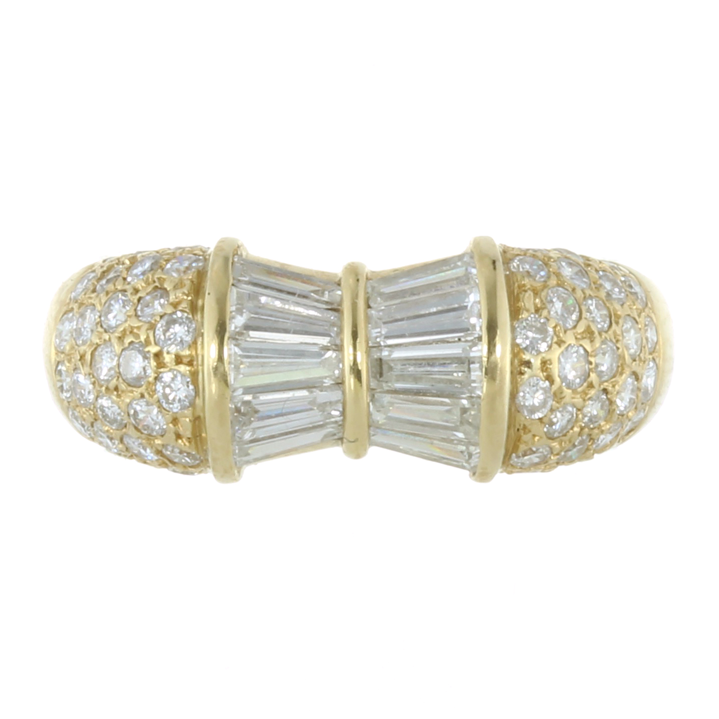 A DIAMOND DRESS RING in 18ct yellow gold, the bow-style central motif jewelled with calibre cut