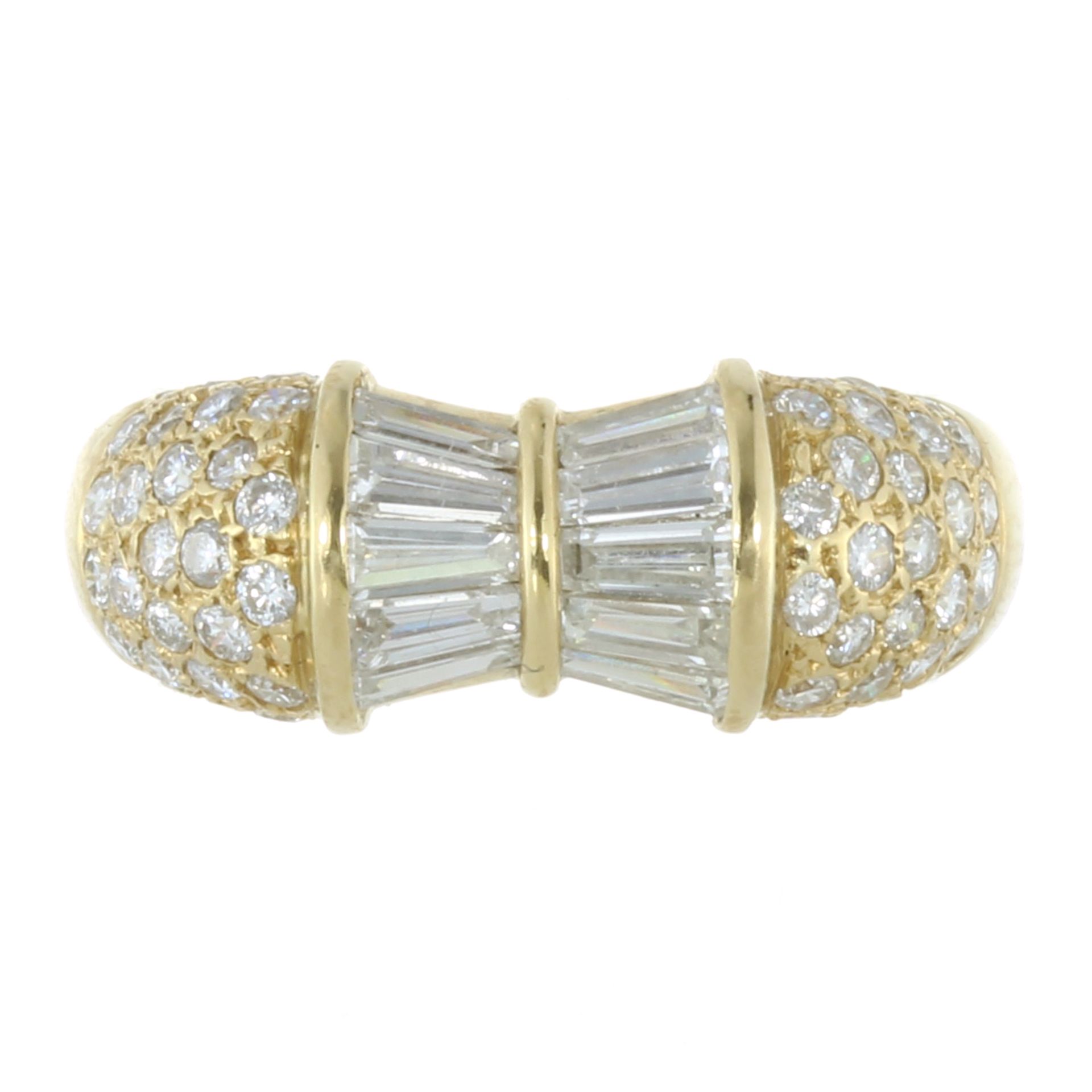 A DIAMOND DRESS RING in 18ct yellow gold, the bow-style central motif jewelled with calibre cut