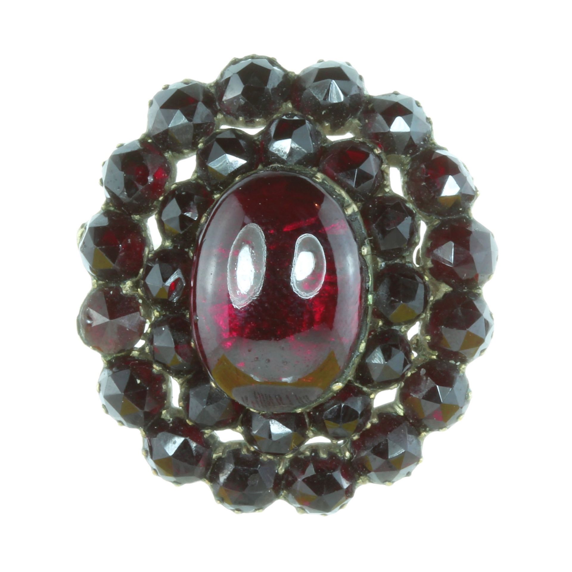 AN ANTIQUE GARNET CLUSTER RING, 19th CENTURY in high carat yellow gold set with a central oval