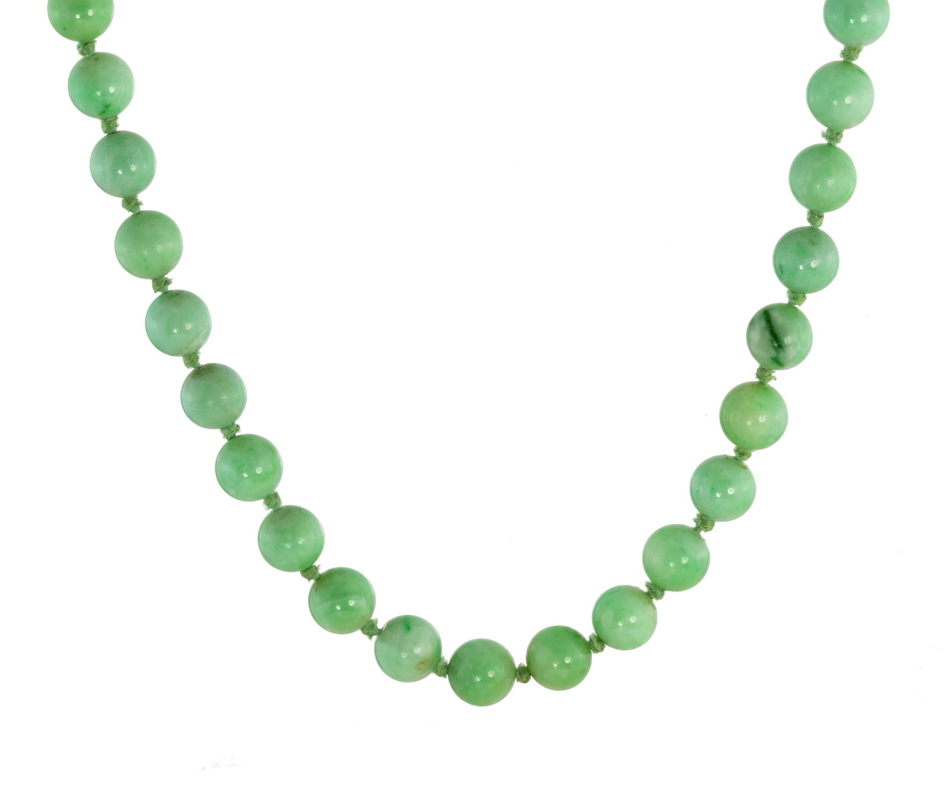 A JADEITE JADE BEAD NECKLACE in yellow gold, comprising a single row of thirty three polished jade