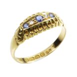 AN ANTIQUE BLUE SAPPHIRE AND DIAMOND FIVE STONE RING in 18ct yellow gold, set with a row of five